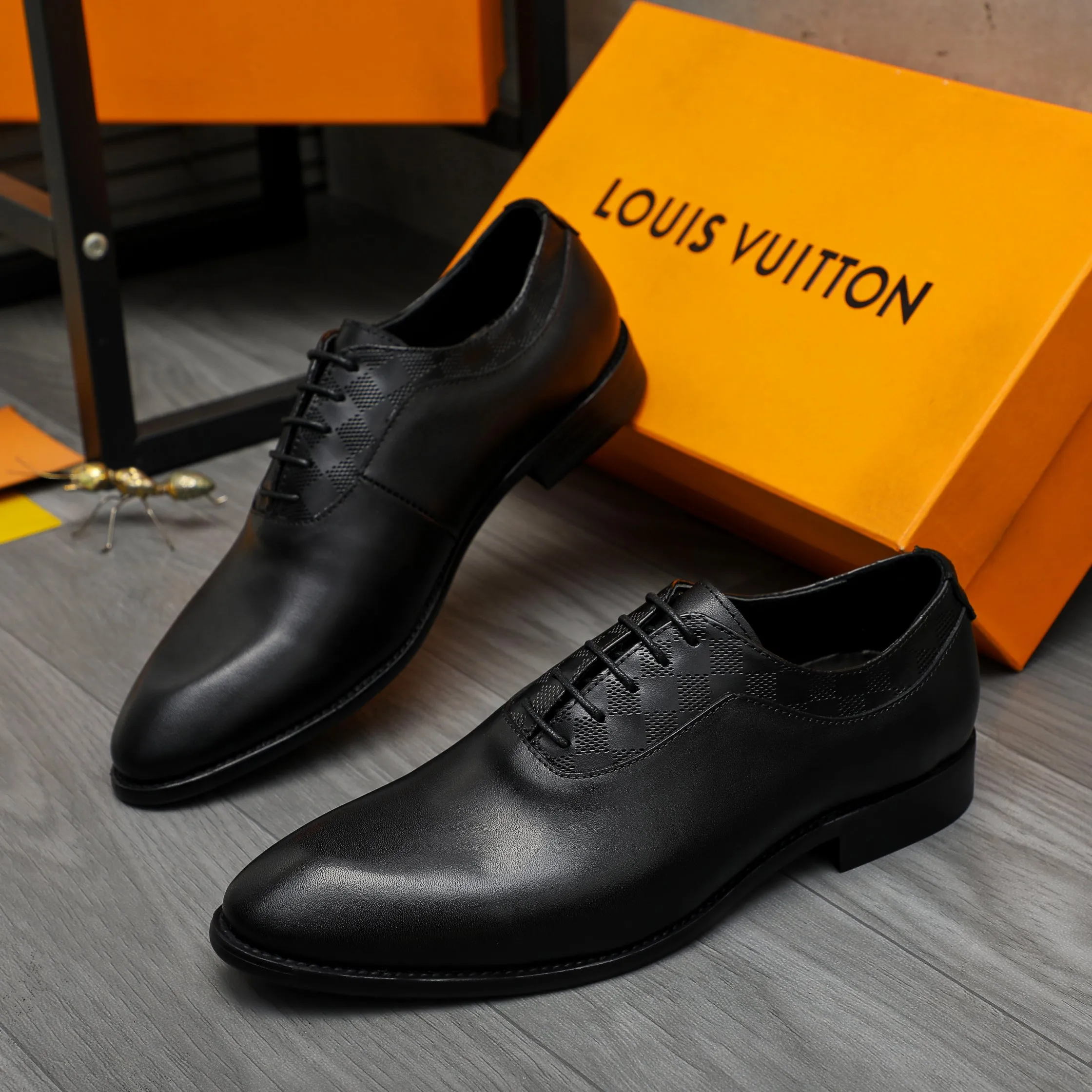 Men's shoes 💰p460 Product trademark: LV (Louis Vuitton) business lace-up leather shoes True size: 39-44 Product materials: Selected high-quality cowhide stitching classic embossed upper, cowhide lining, original rubber outsole